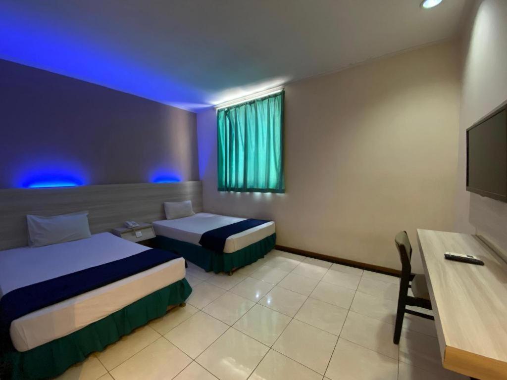 Kharisma Hotel Madiun Exterior foto