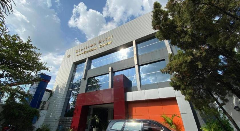 Kharisma Hotel Madiun Exterior foto