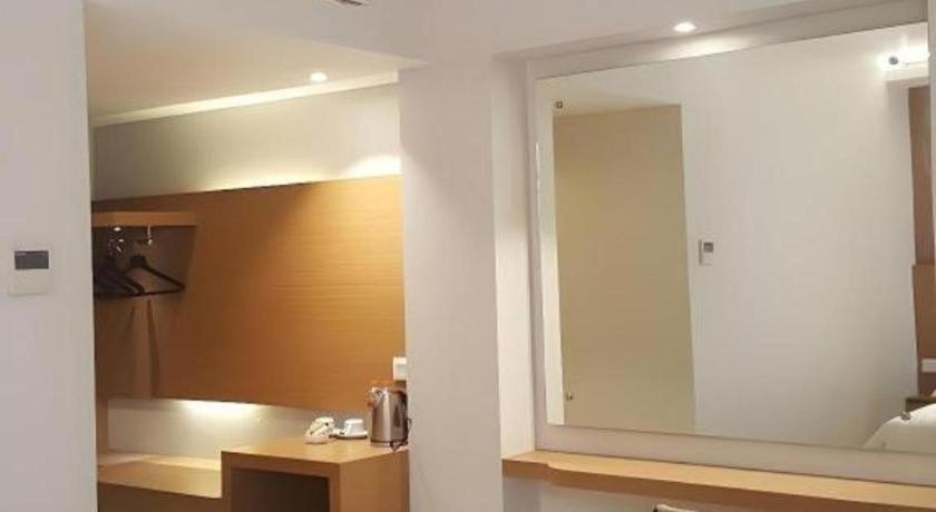 Kharisma Hotel Madiun Exterior foto