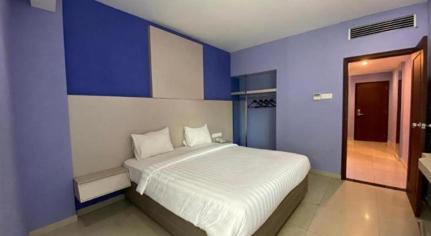 Kharisma Hotel Madiun Exterior foto