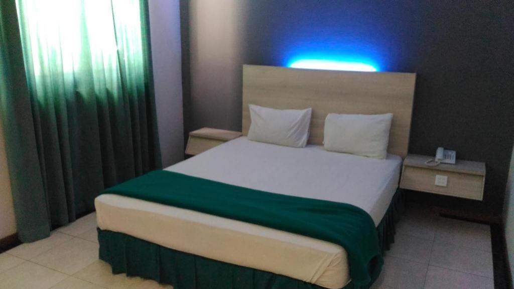 Kharisma Hotel Madiun Exterior foto
