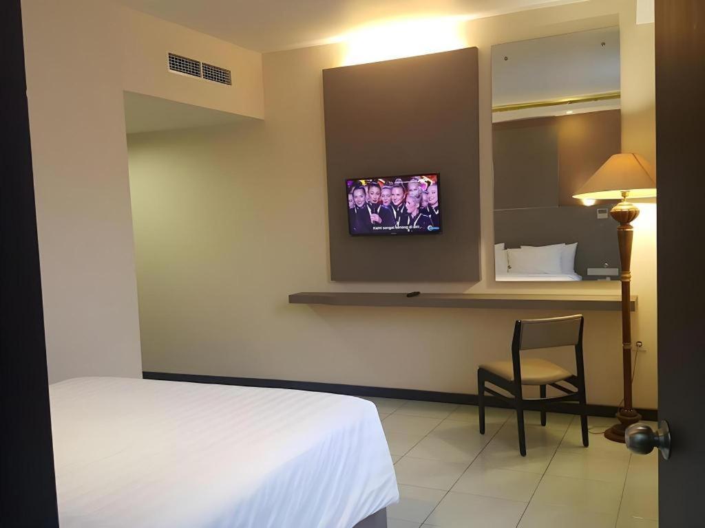 Kharisma Hotel Madiun Exterior foto