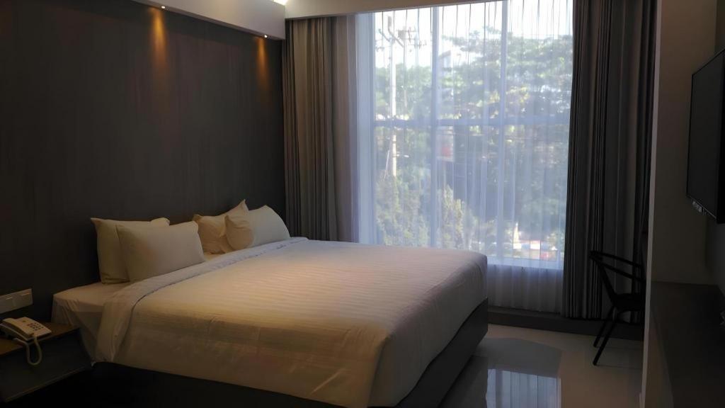 Kharisma Hotel Madiun Exterior foto
