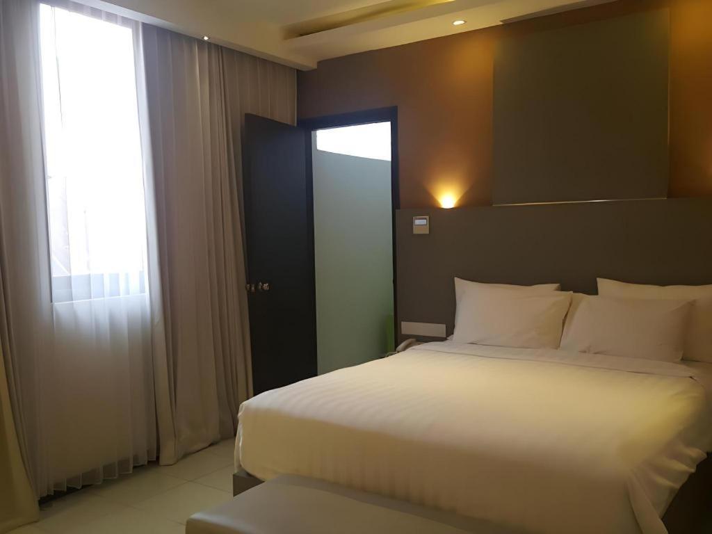 Kharisma Hotel Madiun Exterior foto