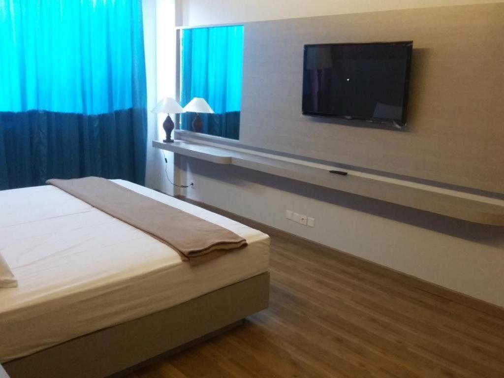 Kharisma Hotel Madiun Exterior foto